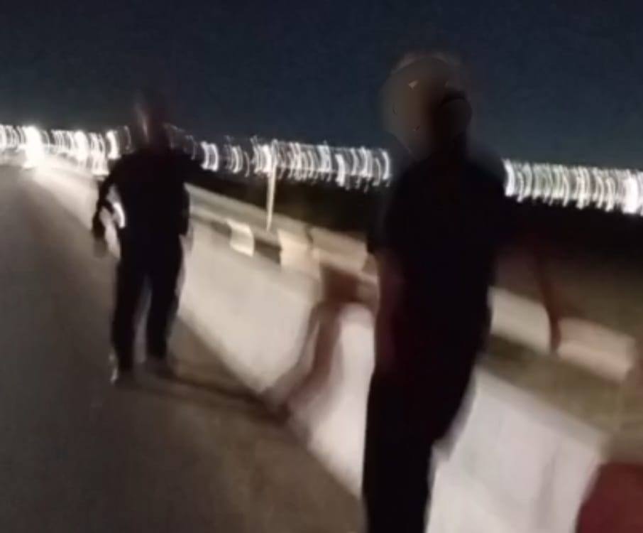 Evita Policía Preventiva se arroje adolescente de puente 